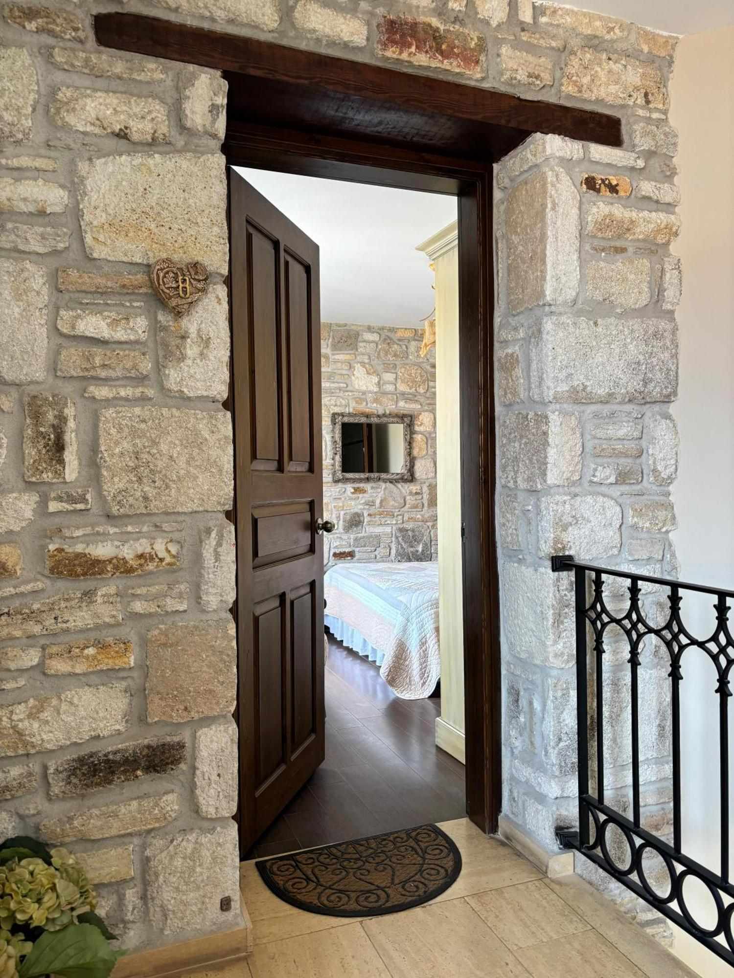 Griffon Hotel Yenifoca Exterior photo